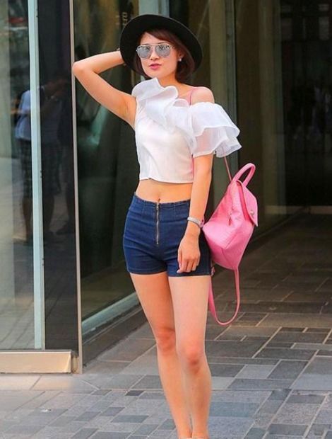 街拍: 热裤美女热浪来袭, 第五张图找到了初恋般的感觉！