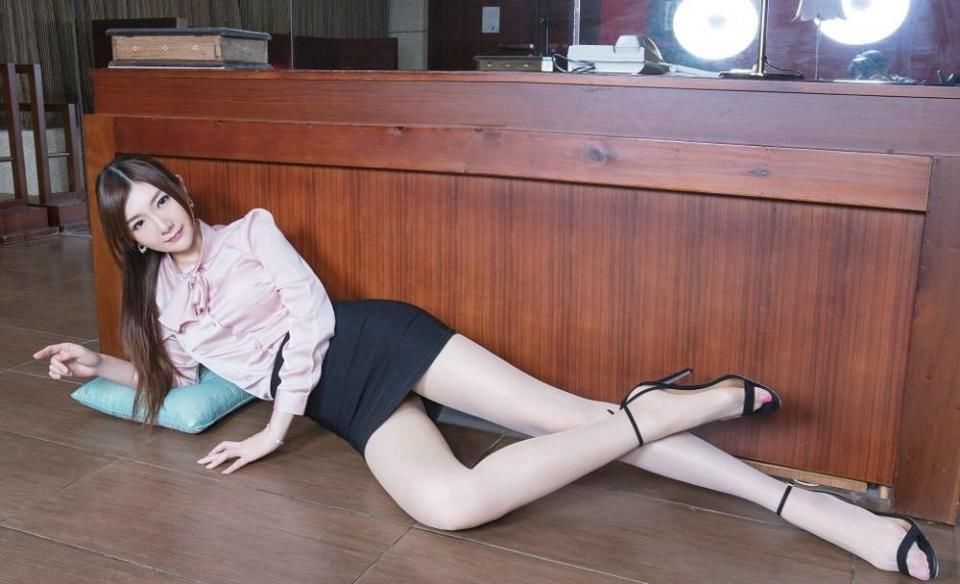 美女模特穿职业装，修长美腿气质迷人！