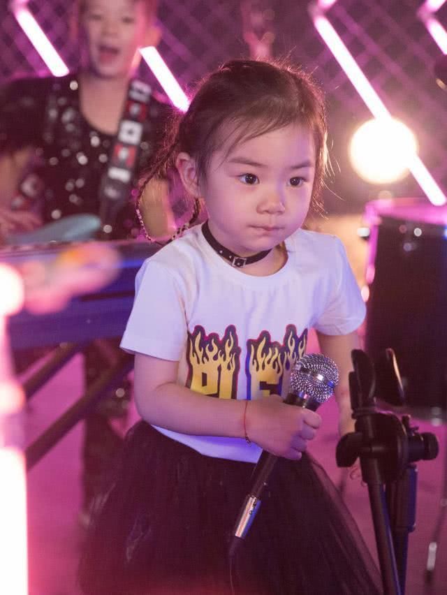 李小璐的女儿和戚薇的女儿，穿搭有明显差距，网友：穷养和富养？