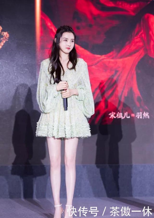 搭配黑色■22岁关晓彤穿衣也太粗心了!穿裙子露出打底裤,幸好有颜值在撑场
