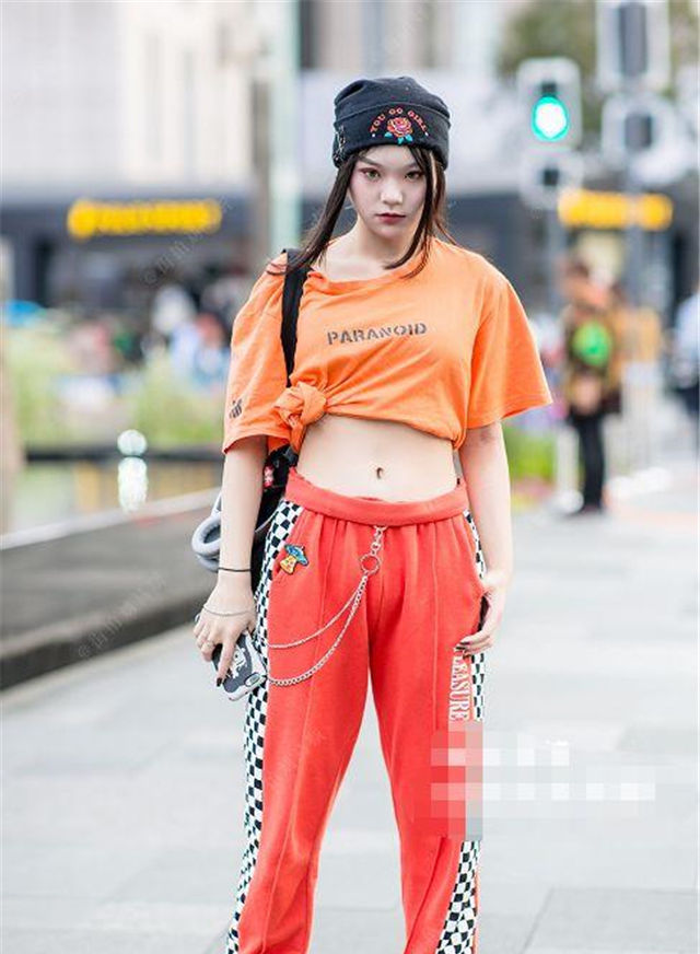  『清新』路人街拍,小姐姐非常的清新唯美,时尚的穿搭带着一点调皮感