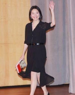  「漂亮」林青霞老了一样优雅，穿格纹裙高贵大方，笑出皱纹也漂亮！