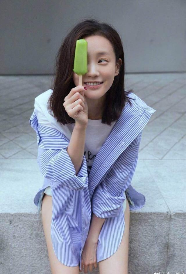 27岁李一桐穿“三角裤”自拍,短裤开叉快到胯上了,靠毛边做遮挡