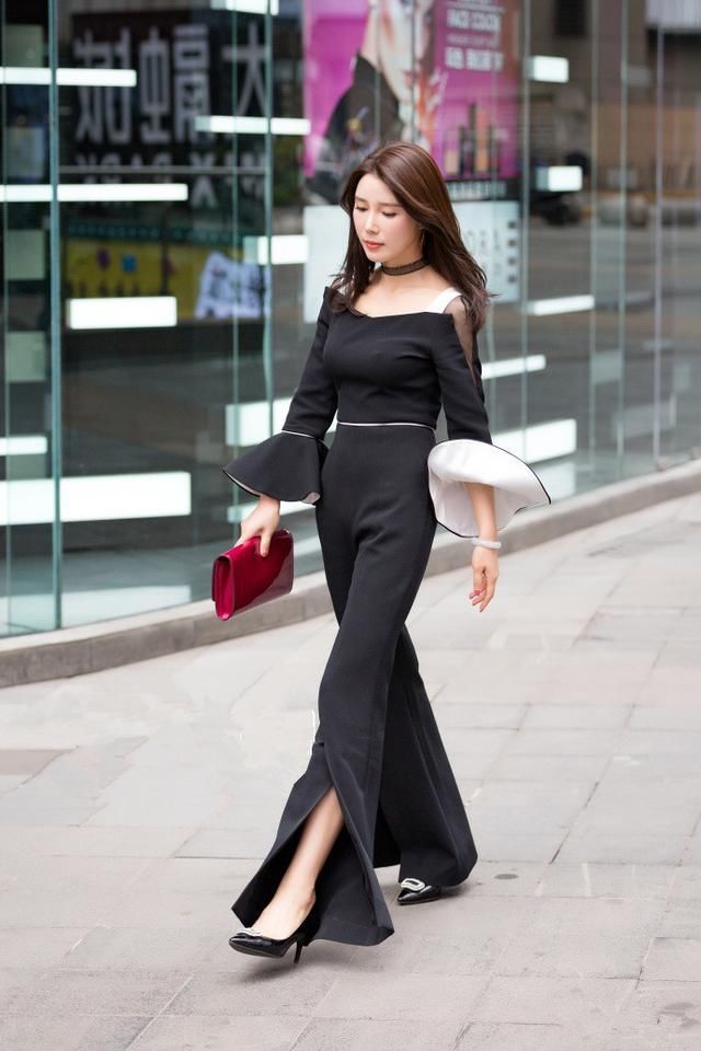 街拍:紧身衣为什么受女人欢迎?实际行动展现它的美!