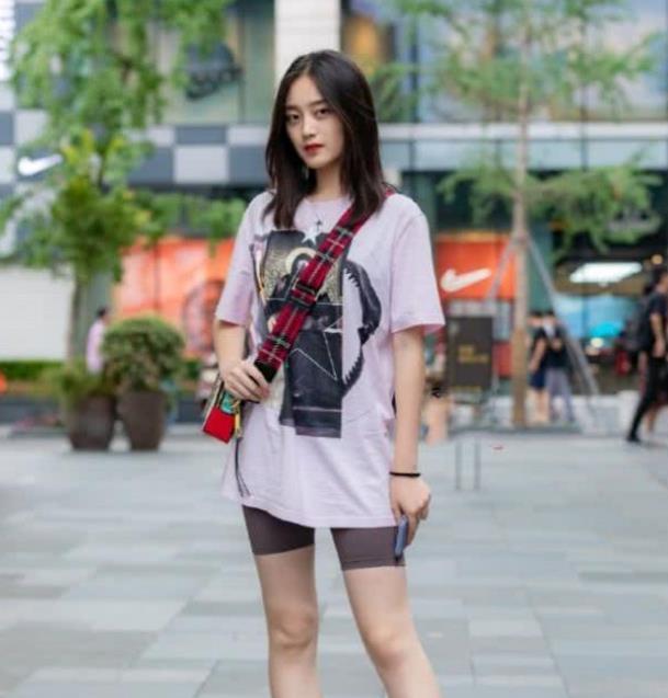 『风采』街拍:亭亭玉立的美女,一件白色上衣配粉红色半裙,时尚女性风采