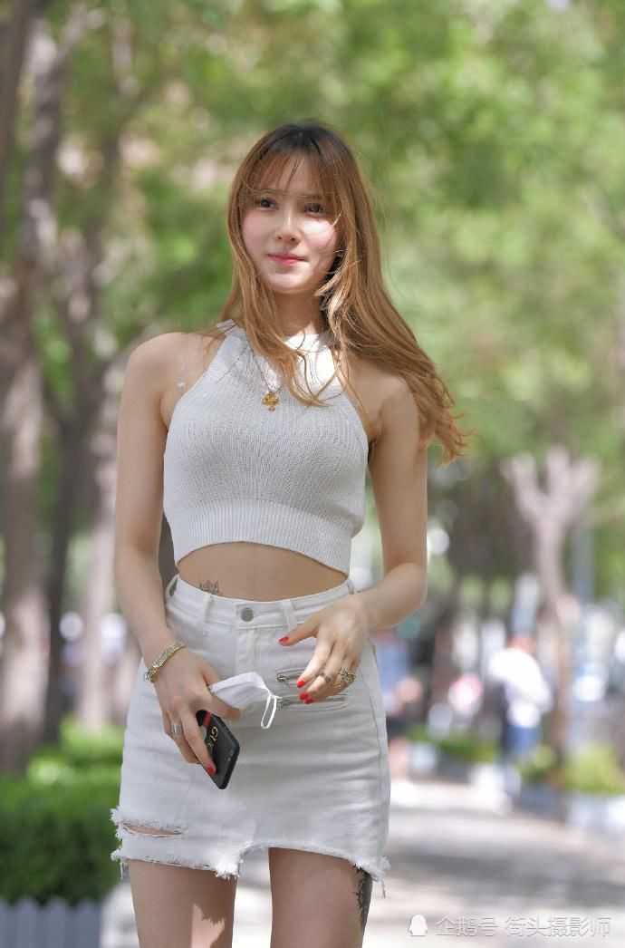  [穿搭]挂脖半身短衫配超短搭纹身 做个性女孩 时尚还美丽