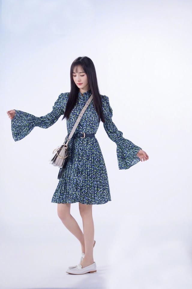 杨幂和杨颖都用彩线扎头，差别简直太大了，网友：发量真的不重要