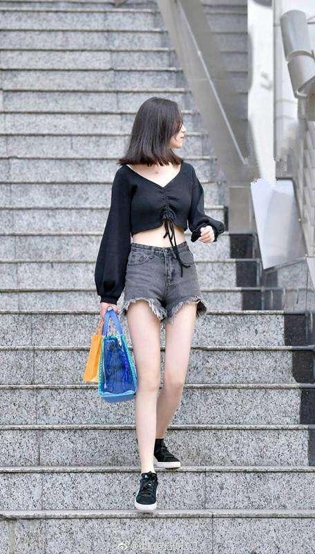 路人街拍：吊带搭配百褶裙的小姐姐，青春气息彰显在每一寸肌肤