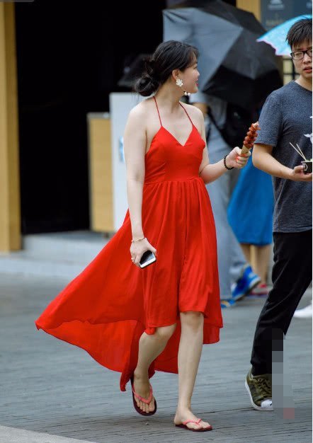 气质小姐姐身穿红色的连衣裙摆拍，尽显妩媚多姿的体态美感