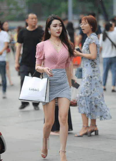 街拍：丰满的女人更能烘托出女人的成熟魅力，让性感女人更加妩媚