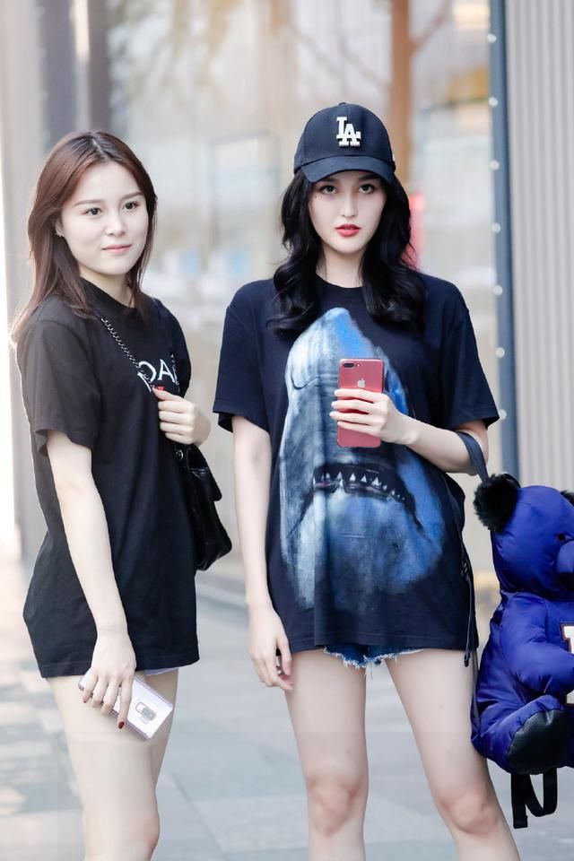 大长腿闺蜜，热裤轻松展现出一双修长美腿，太吸人眼球了！