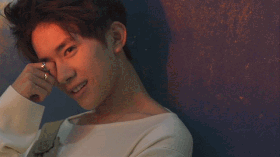 易烊千玺火到国外，带猫咪拍广告，一身潮装让韩国机场都瘫痪了!