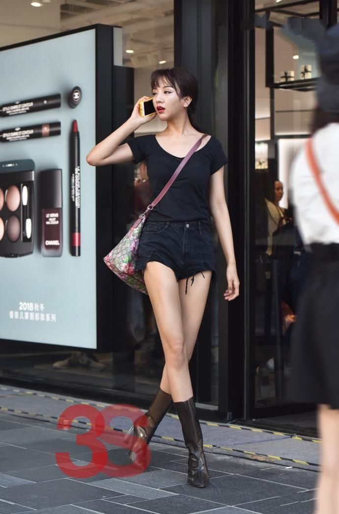 街拍:美女别出心裁的穿法，秀出细腰长腿，格外的吸睛!