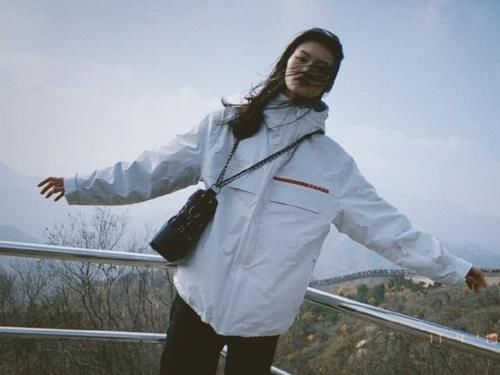  黑色■她被称为“东方瓷娃娃”，一袭黑色不规则V领裙，气质杠杠的