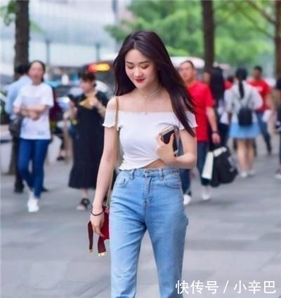 『展现』街拍:可爱性感的小姐姐,展现高挑身段,散发性感的韵味