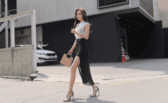 街拍：小姐姐连体裤酷酷的，网友：这样出门你怎么上厕所?