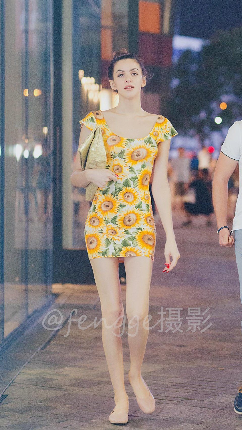 街拍：夜晚，身穿紧身小短裙的大美女来了，正面很美侧面有点凶