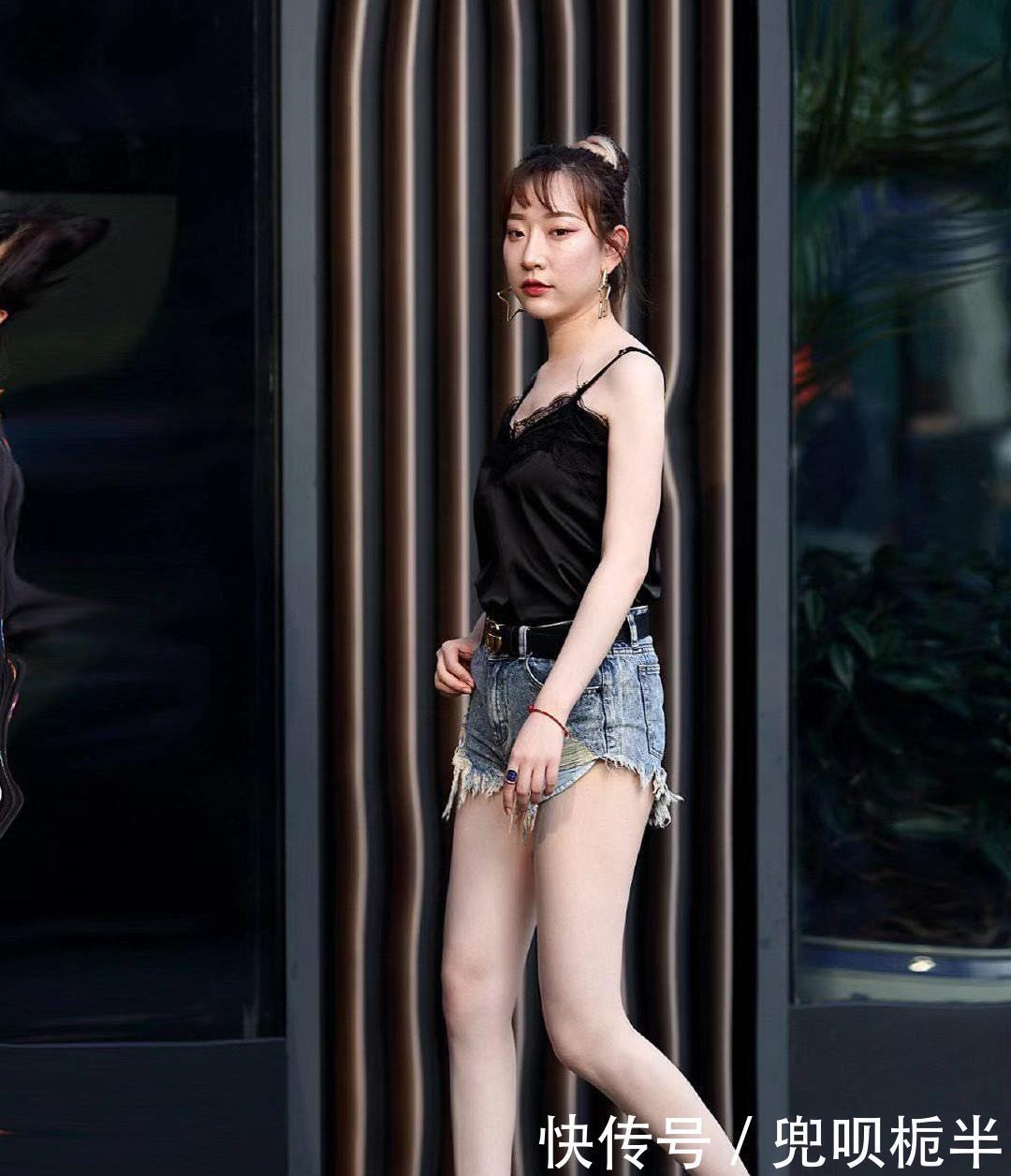 女王|小姐姐一身黑色网纱连衣裙,墨镜红唇女王范十足