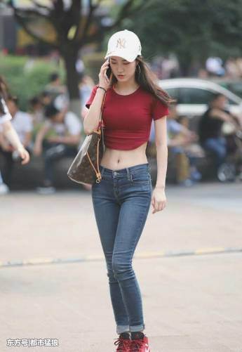 街拍, 轻熟范儿的牛仔裤小姐姐, 娇柔身材, 绽放女性魅力