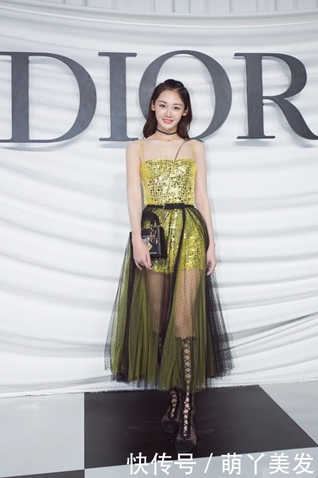 苗苗太拼了！薄纱裙透到跟没穿一样，网友：好歹里面也垫一垫吧？