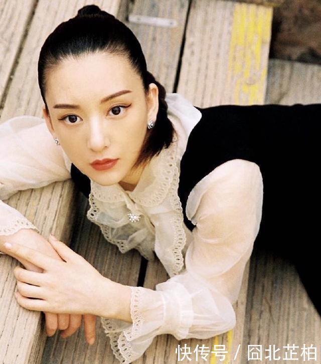  「精致」方媛微调后脸型真精致，穿搭时尚满满贵妇感，婚后天王嫂气场更足