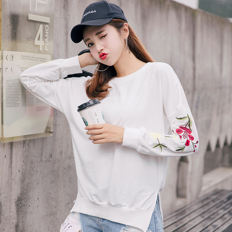 厉害了，小姐姐真会穿!出门“卫衣”搭短裙，显高显腿长，洋气炸