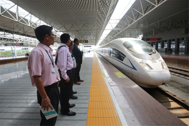  高铁■外国人提出疑问：为什么中国高铁不走直线非要绕弯？看完