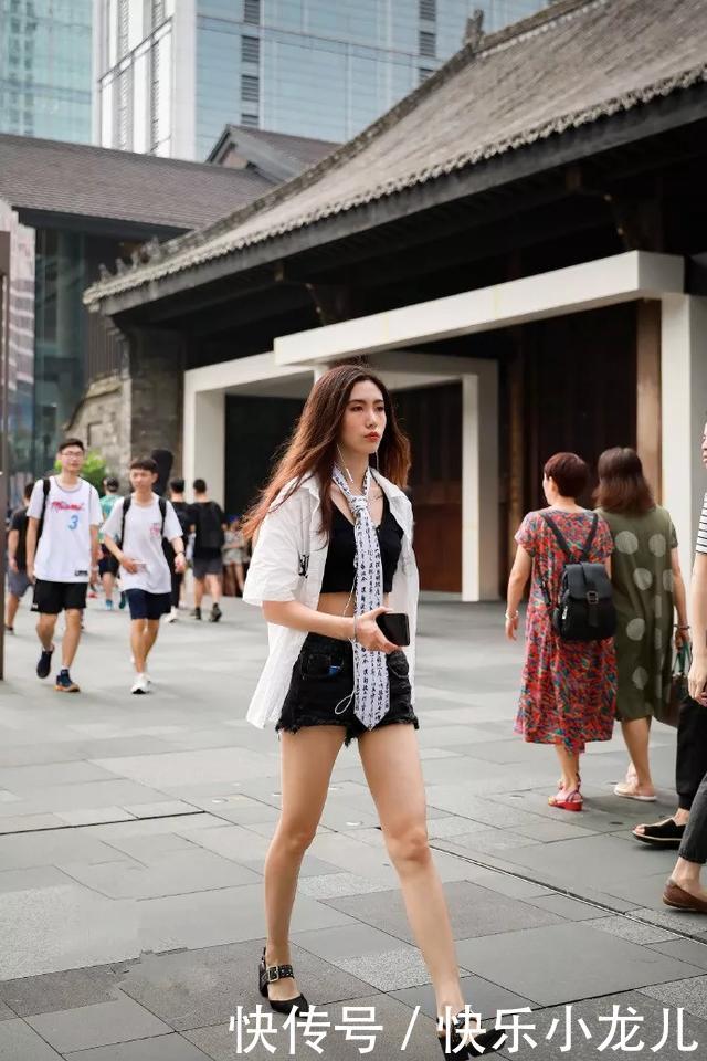  [气质]街拍：美女一双气质尖头高跟鞋更能够凸显她的时尚魅力，更加有潮流范