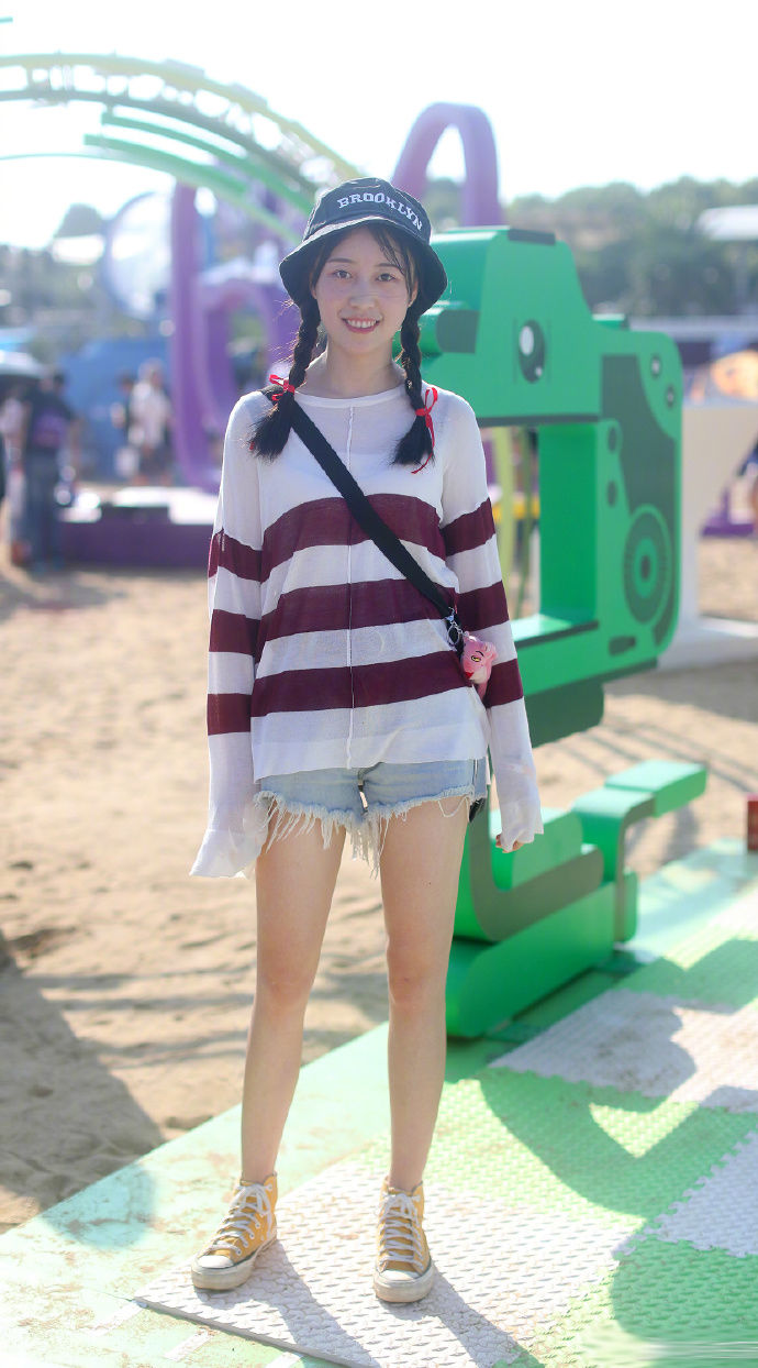 街拍成都:慵懒的时尚搭配，给人一种随性简约的自然美!