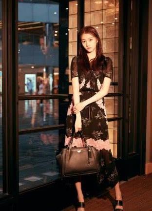 关晓彤黑色低领薄纱裙仙气满满，胸口隐隐露出粉色，好诱惑