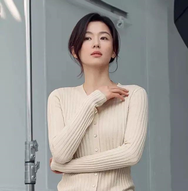 『 针织』穿紧身针织秀魔鬼身材，38岁美的不真实，全智贤2胎后身材更迷人