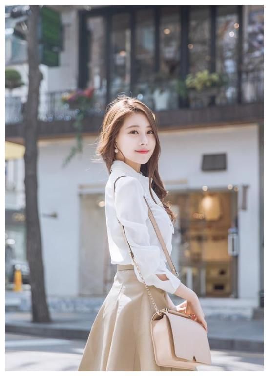 街拍:图1短裤清凉，图3性感多姿，图7短裙展现大长腿