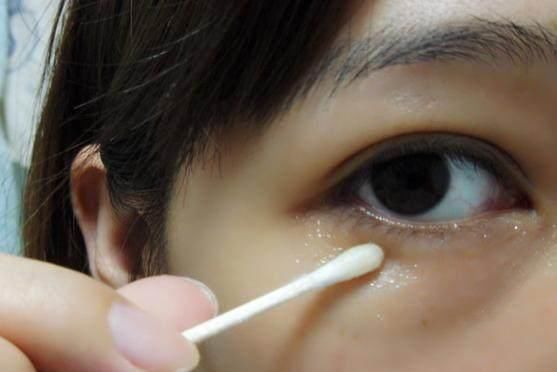  『白天』眼霜是白天用还是晚上用?很多女人都做错了,眼霜再贵也没用