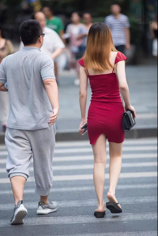 街拍路人，尽显迷人曲线的穿搭参考，让你展现时尚傲人身姿