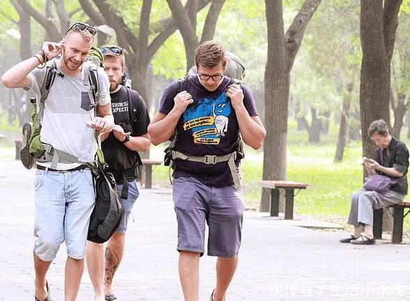 为何老外出游都爱背旅行包，而国人则偏爱行李箱？看完秒懂