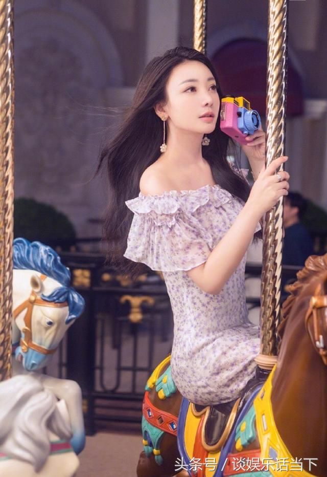 柳岩晒美照变身都市伊人 身穿不同风格的裙装 清新优雅时尚