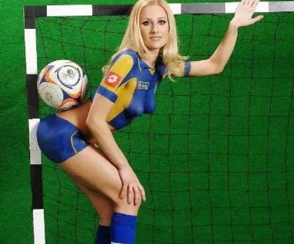 女模特身上画旗袍,自称没人发现,一路人却说:这个地方太明显了