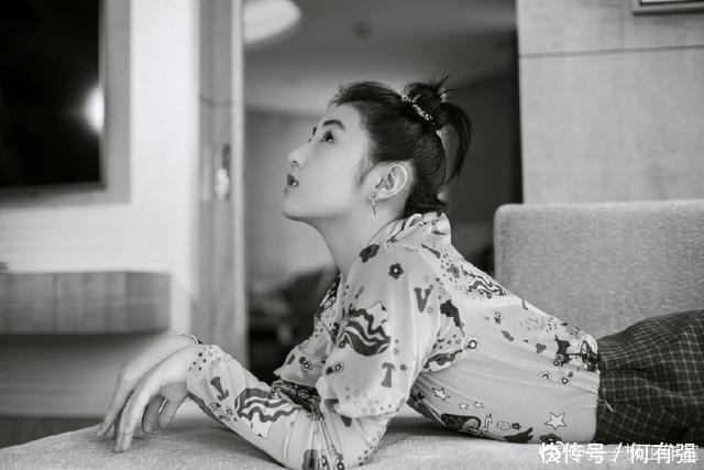 辣眼睛！张子枫穿搭青春有活力 却输在了鞋子上，网友：又穿错了