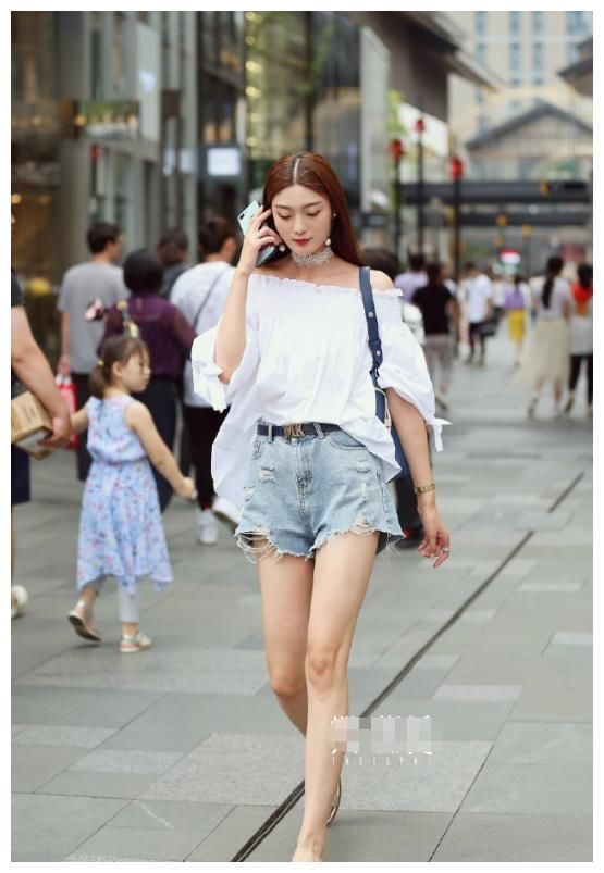 街拍：白色背心搭配时尚休闲短裤，双腿修长皮肤白皙