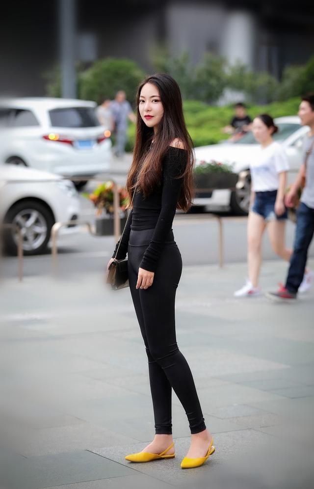 路人街拍，跟闺蜜合拍，穿的不够时尚就会被比下去!