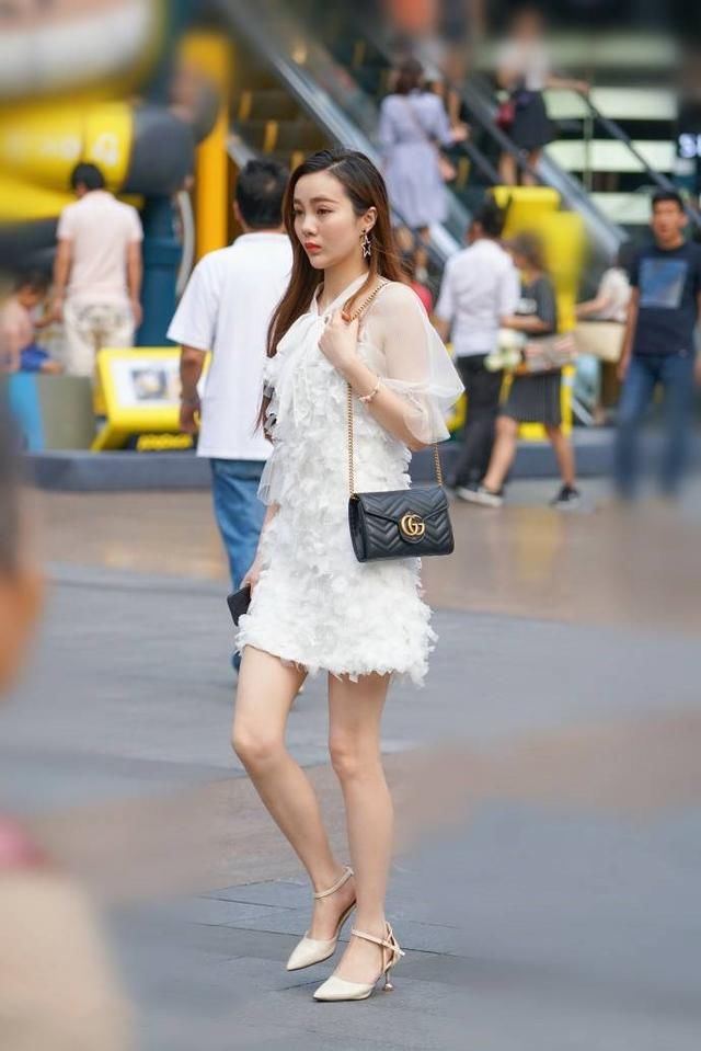 「 美女」还增添了一丝小性感，高跟鞋穿上自然是十分舒适
