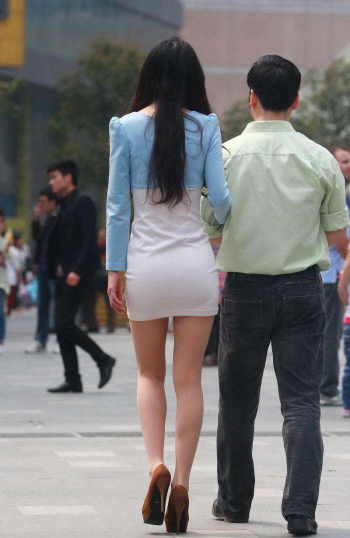 高挑少妇穿紧致包臀裙，白色面料让裙子更加吸睛，这么穿很好看