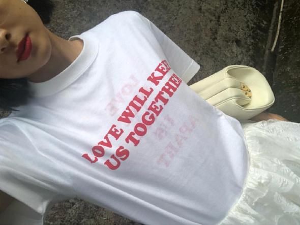 44岁徐濠萦穿8cm高跟鞋,只靠大脚趾“勾”着,这裤子是要起飞?