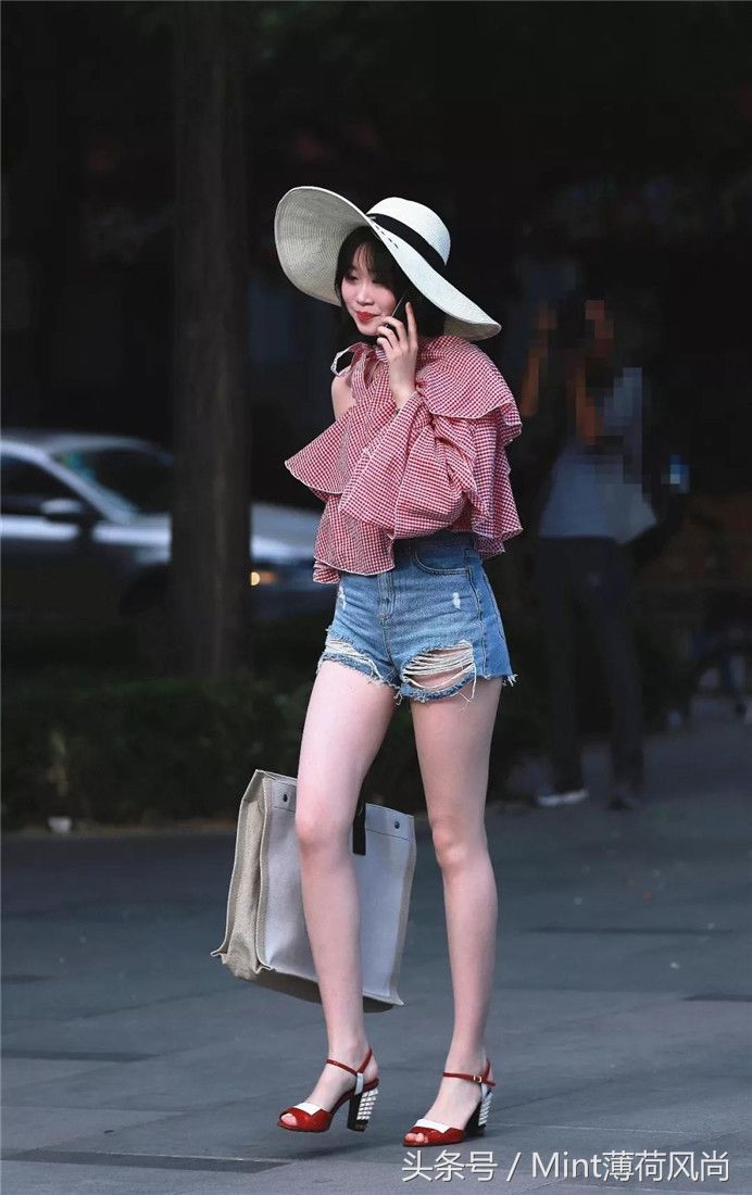 成都街拍:炎热夏季姑娘们清凉出行简约又时尚，你最喜欢哪一位?