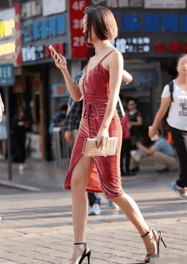 素人街拍: 比起成熟的吊带, 我更喜爱清纯的背带裙