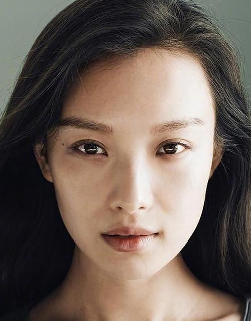  「一枝花」长得越“舒展”女人越有气质，脸上有这4个特征，老了也是一枝花