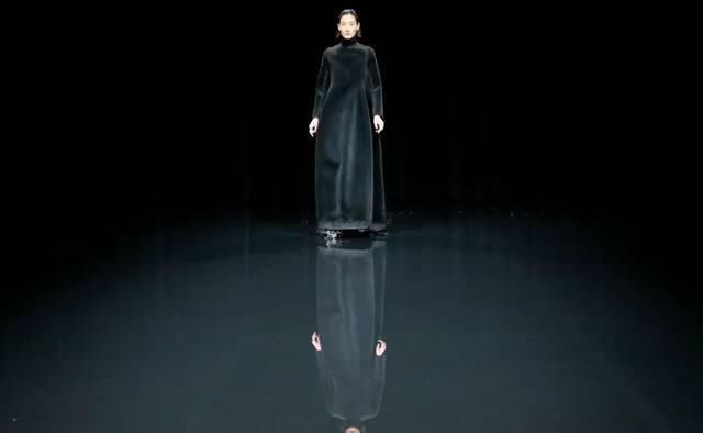  「水上」“黑色”包裹的灵魂?：巴黎世家Balenciaga的水上发布会