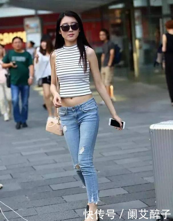  「加上」十分有魅力的牛仔裤美女，加上窈窕多姿的身材，时尚又靓丽！