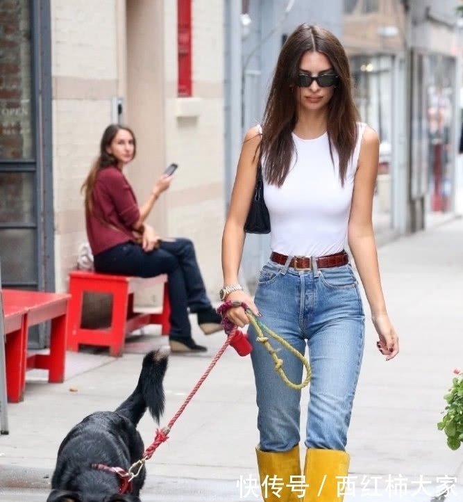  短袖@超模艾米丽身材真霸道！白短袖搭紧身牛仔裤，穿出真正的A4腰