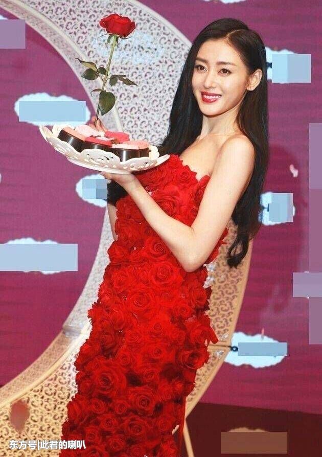 时尚界的迷之画风，戚薇丝袜穿在高跟鞋外面，张天爱玫瑰穿上身